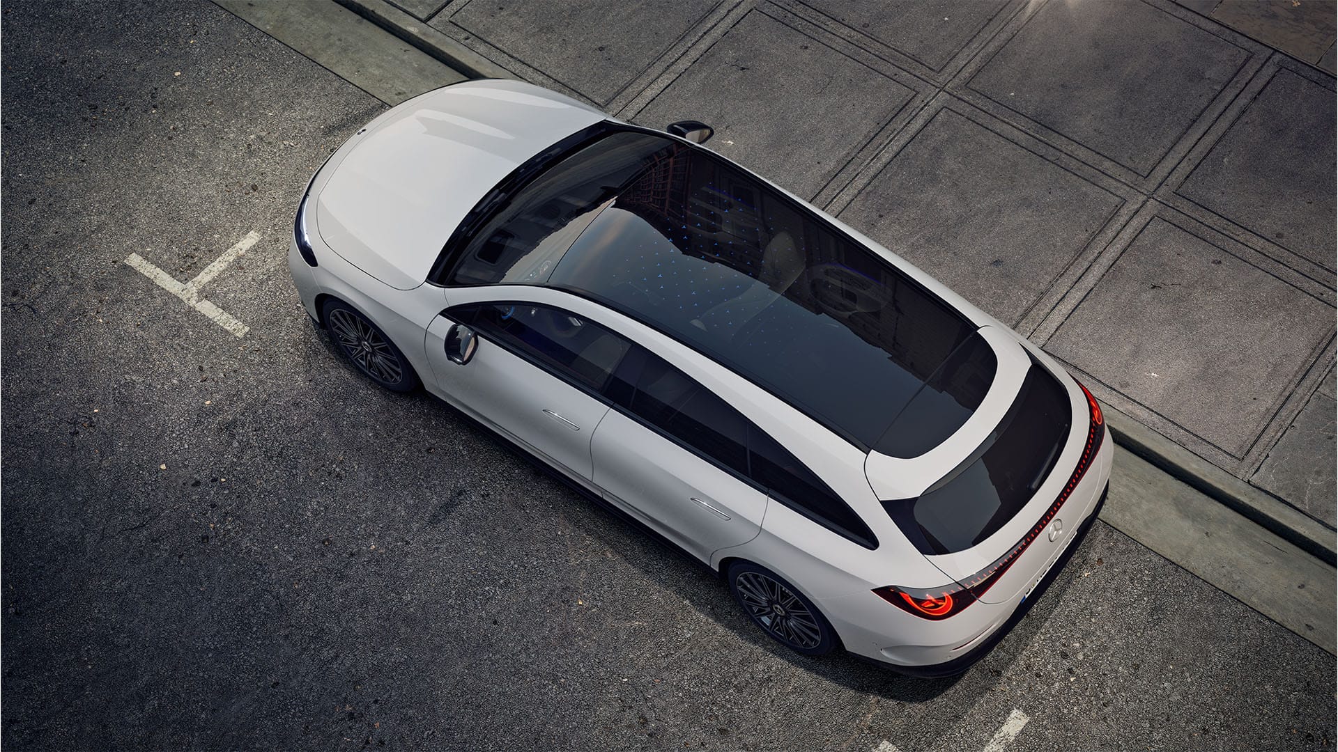 Täyssähköinen Mercedes-Benz CLA Shooting Brake ylhäältä päin kuvattuna.