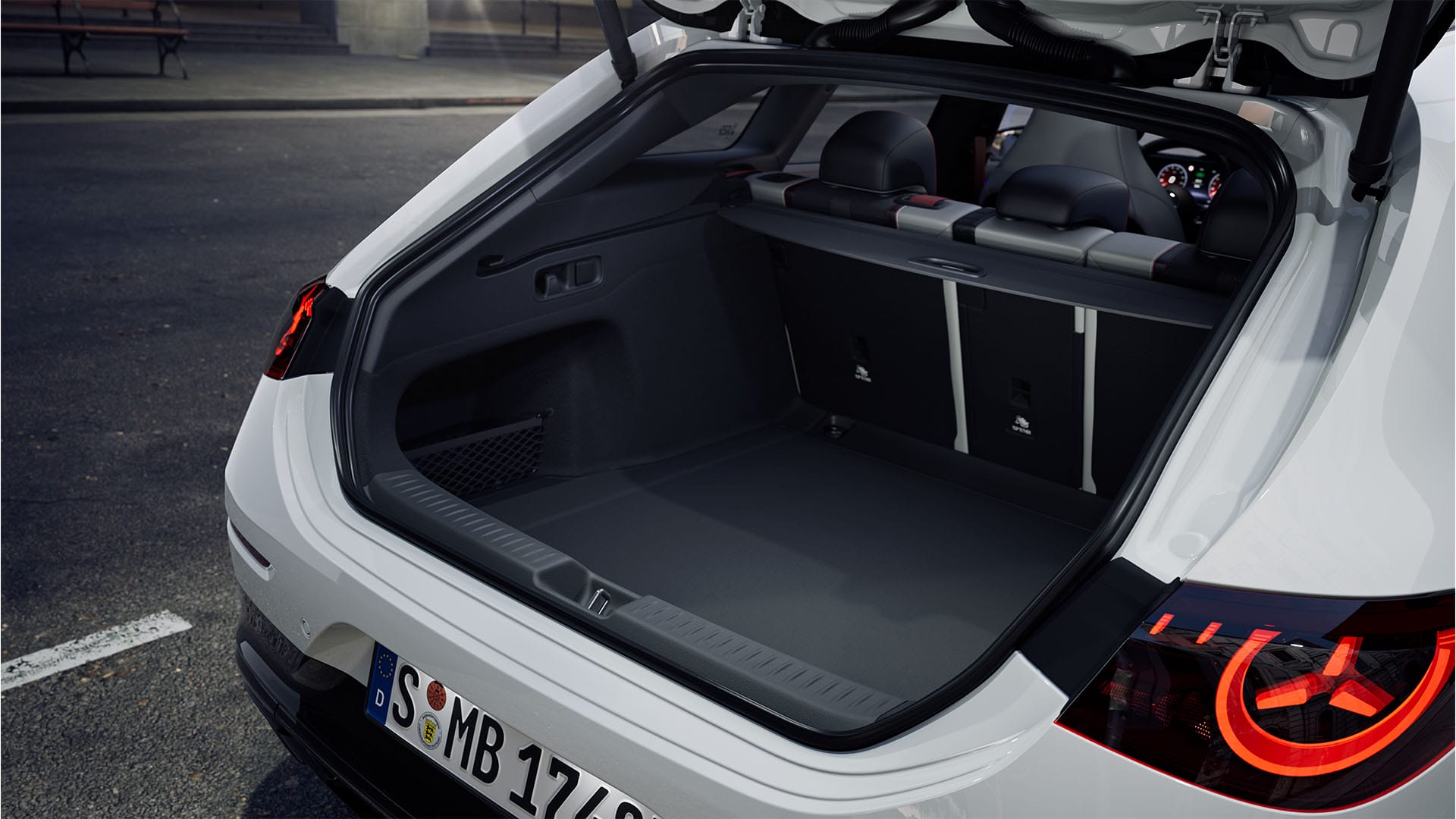 Täyssähköisen Mercedes-Benz CLA Shooting Brake -mallin tilava takakontti.