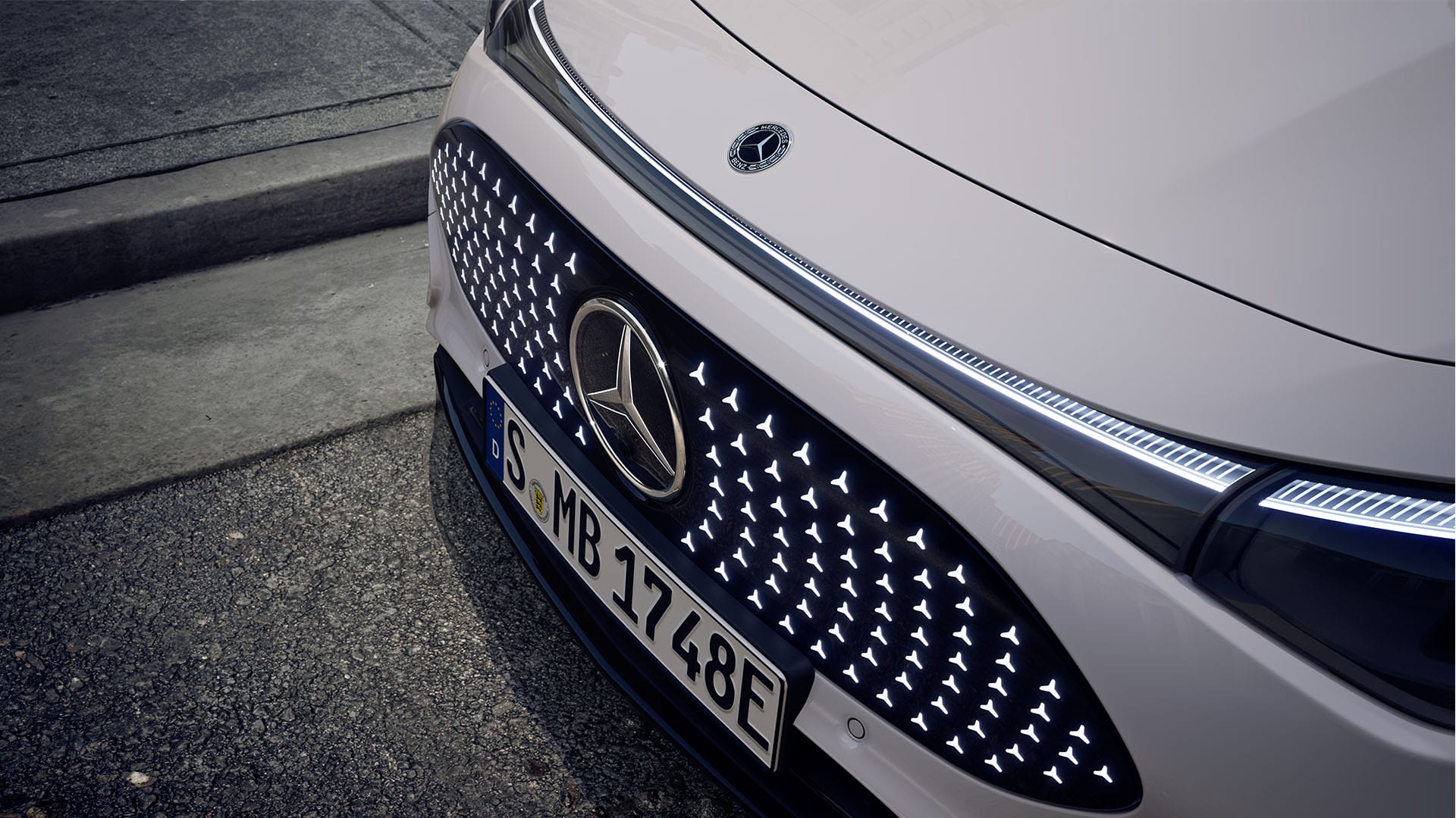 Täyssähköisen Mercedes-Benz CLA Shooting Brake -mallin valaistu keula.