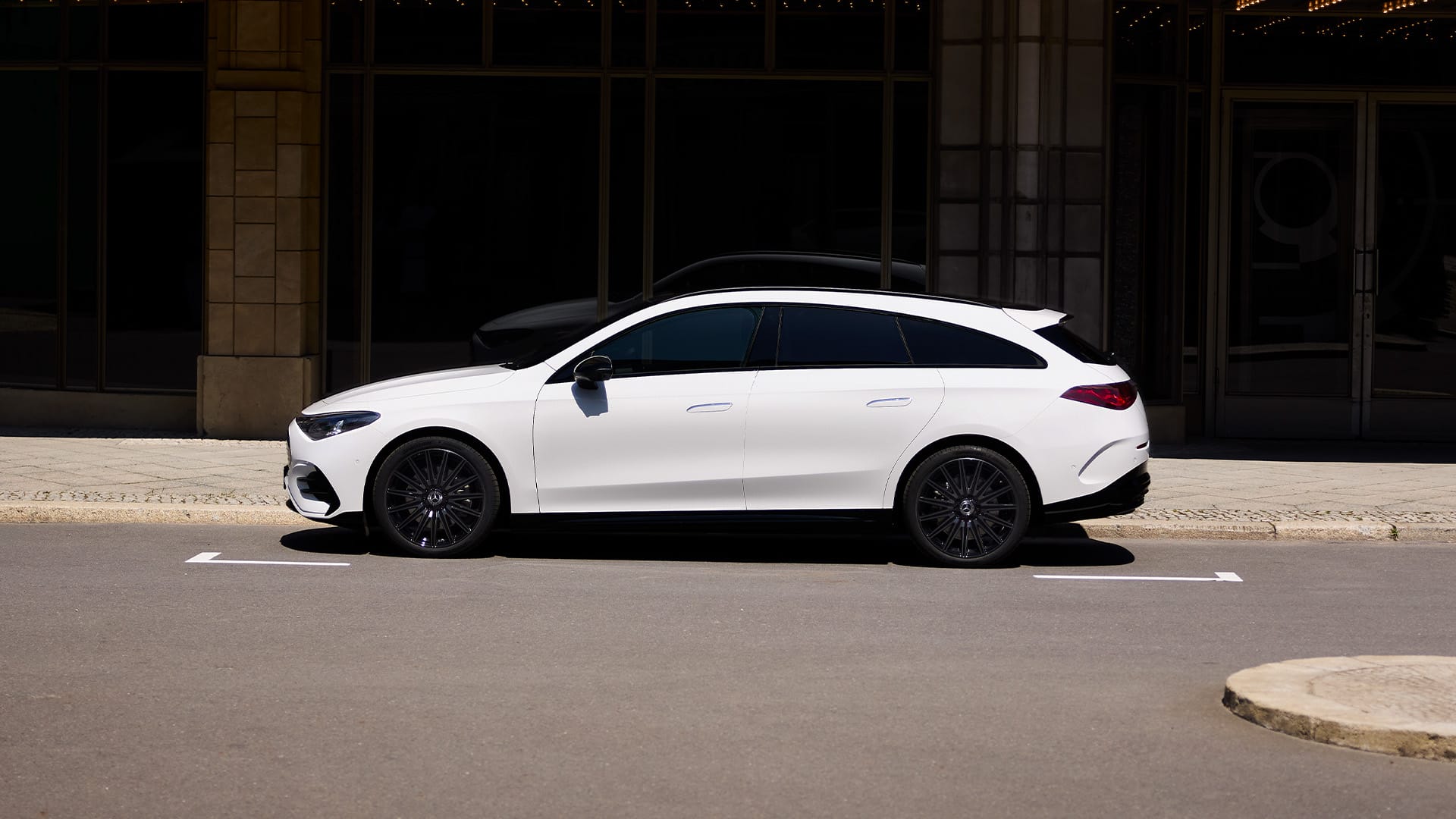 Valkoinen täyssähköinen Mercedes-Benz CLA Shooting Brake.