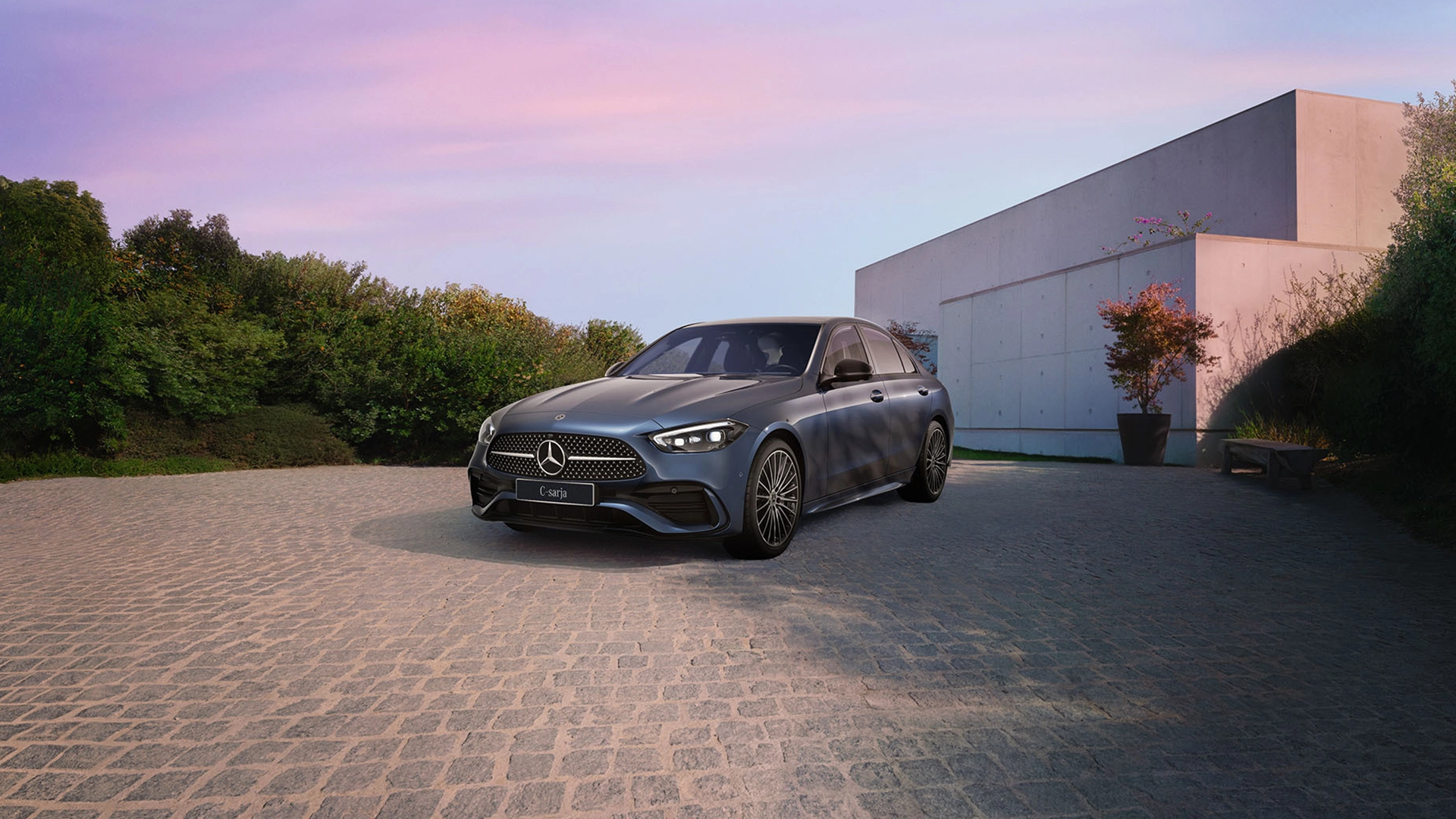Sininen Mercedes-Benz C-sarja rakennuksen edessä