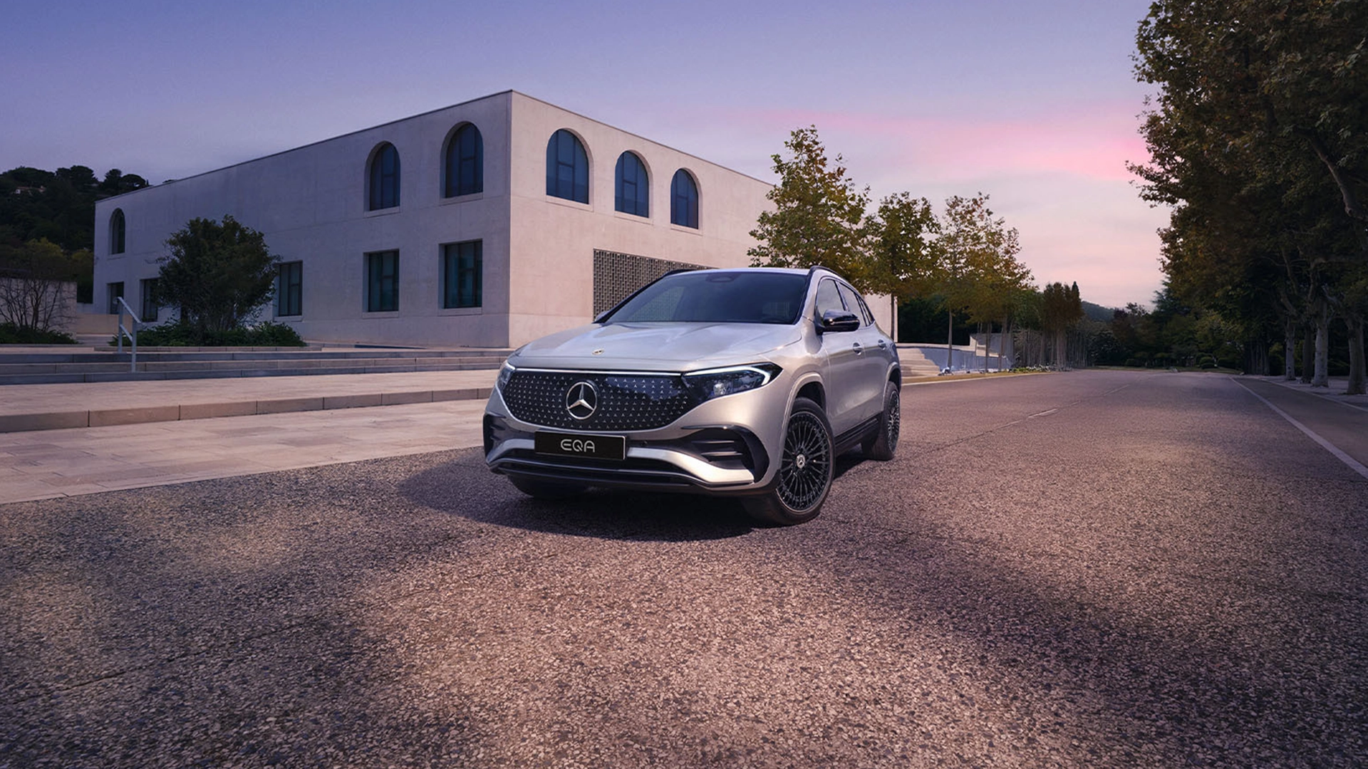 Hopea Mercedes-Benz EQA sähköauto tiellä