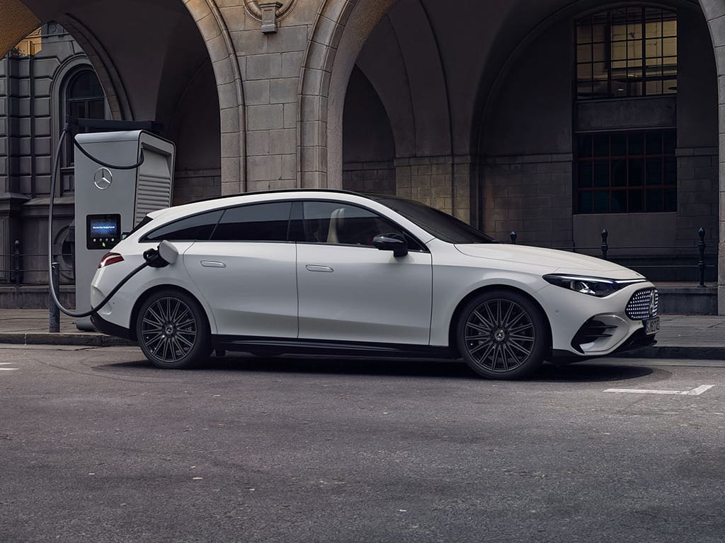 Valkoinen täyssähköinen Mercedes-Benz CLA Shooting Brake latauksessa.