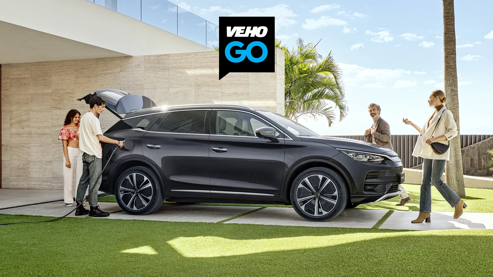Vehon yksityisleasing kuva BYD Tang henkilöautosta talon pihalla