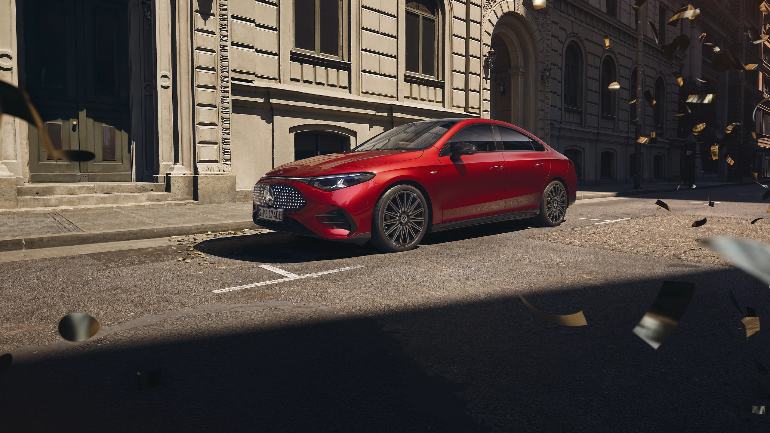 Punainen uusi Mercedes-Benz CLA kaupunkimaisemassa