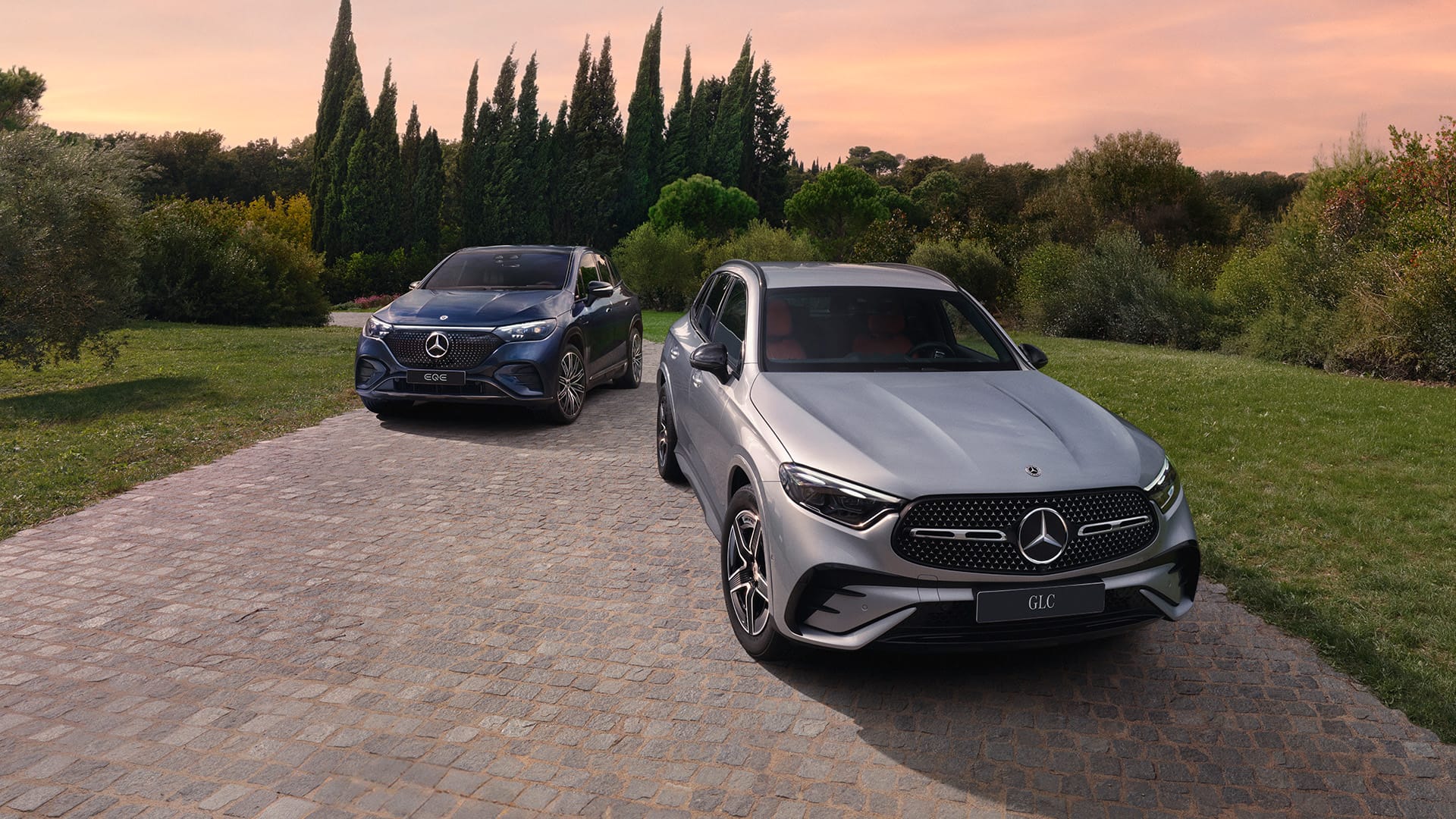 Mercedes-Benz GLC etualalla ja EQA takana.