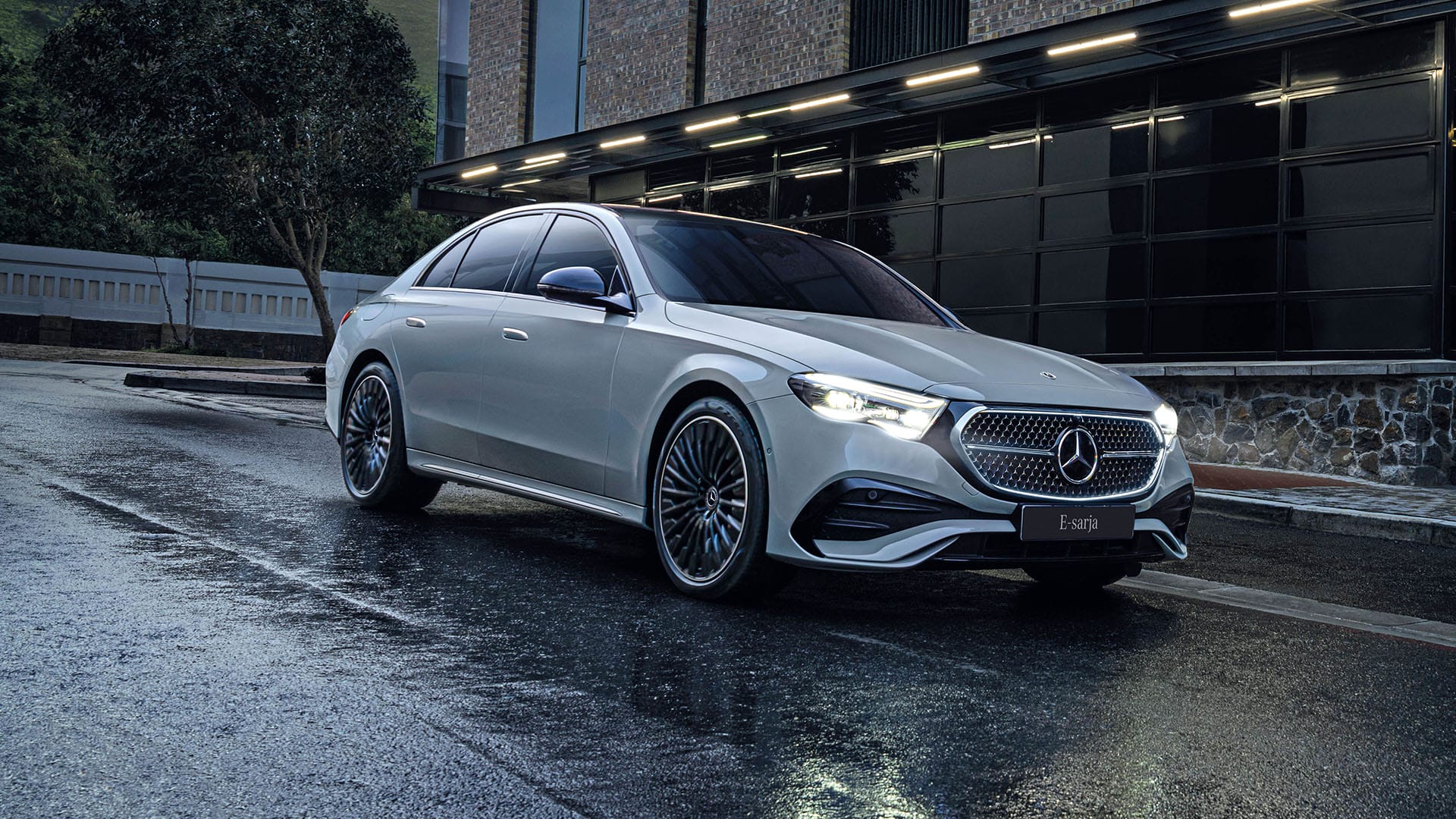 Mercedes-Benz E-sarjan sedan vesisateessa.