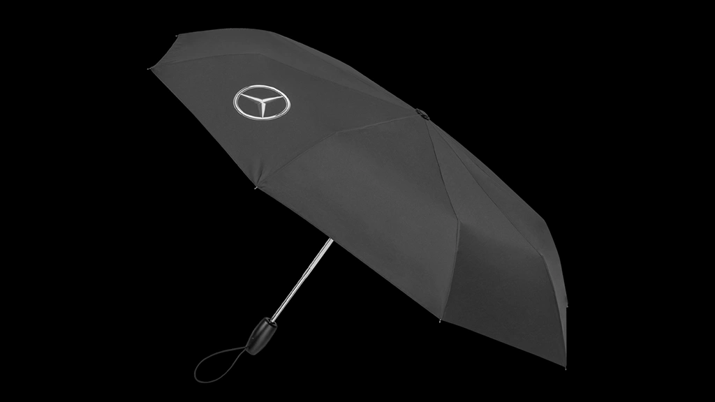 Musta Mercedes-Benz-sateenvarjo hopeisillla yksityiskohdilla.
