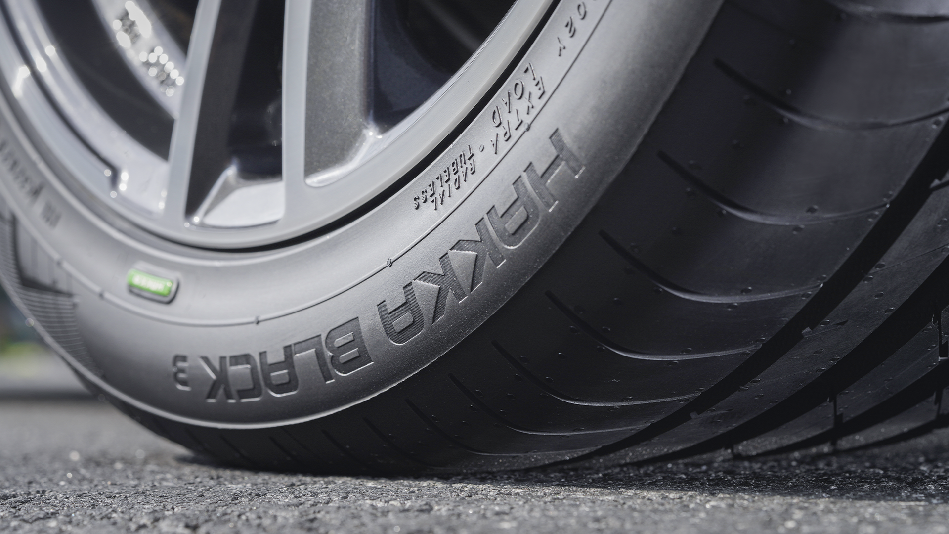 Lähikuva Nokian Tyres Hakka Black 3 -renkaasta.