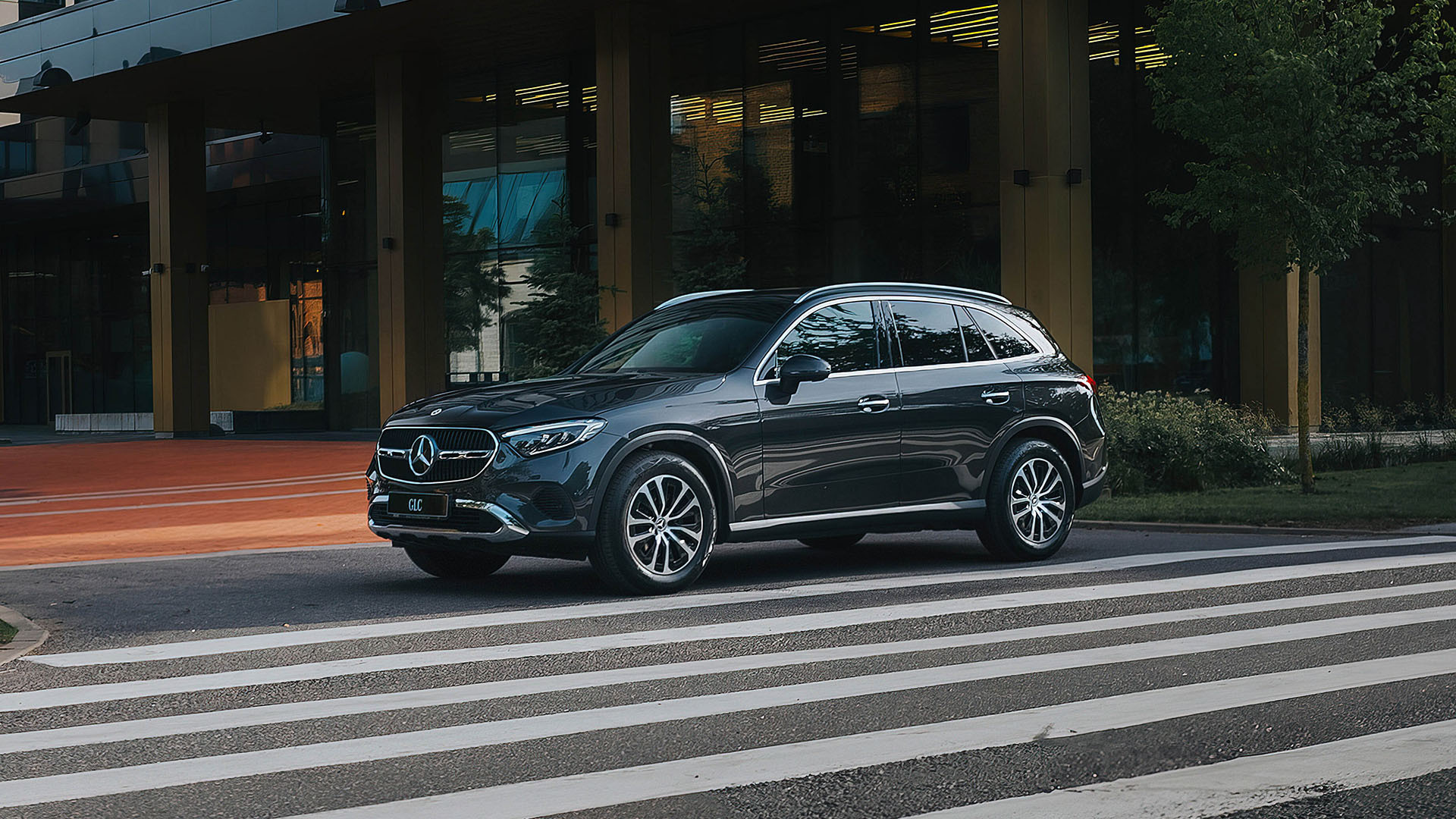Mercedes-Benz GLC rakennuksen edessä