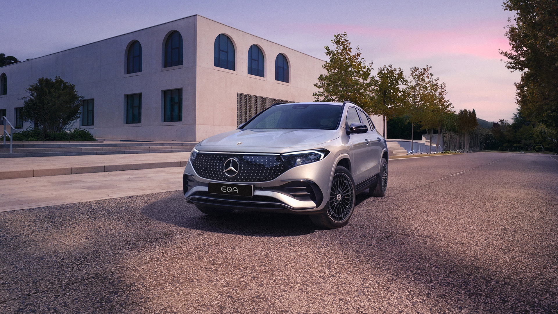 Mercedes-Benz EQA sähköauto talon edessä