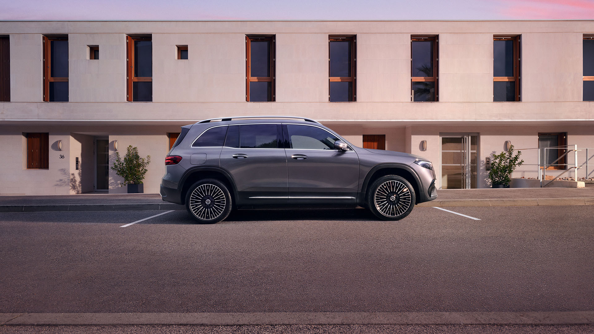Mercedes EQB sähköauto talon edessä